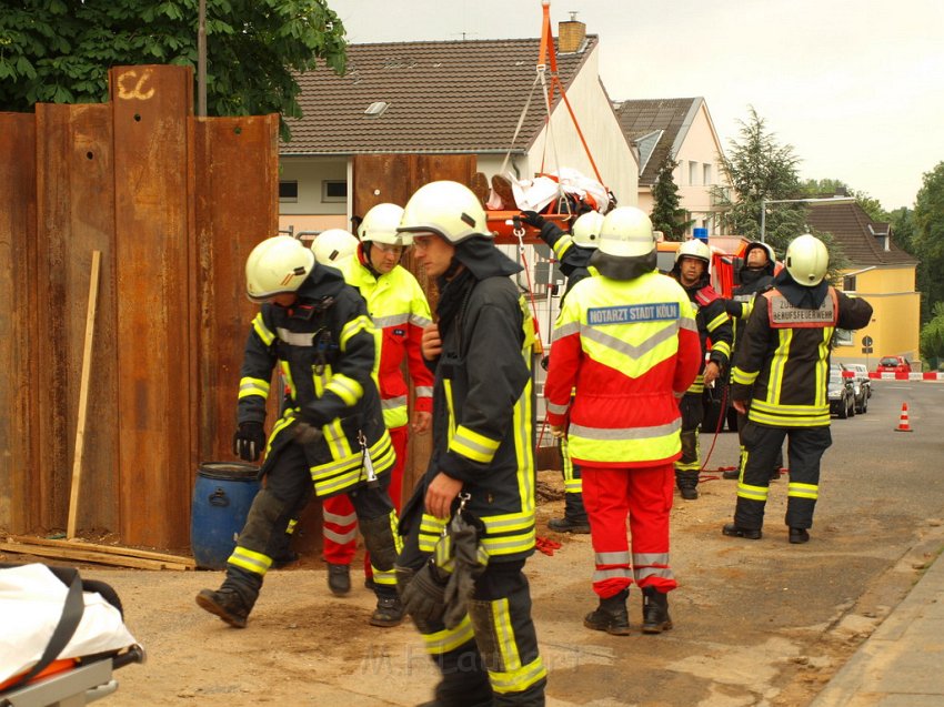 Hilfe Person in Baugrube gestuerzt Koeln Brueck Koenigsforststr P073.JPG